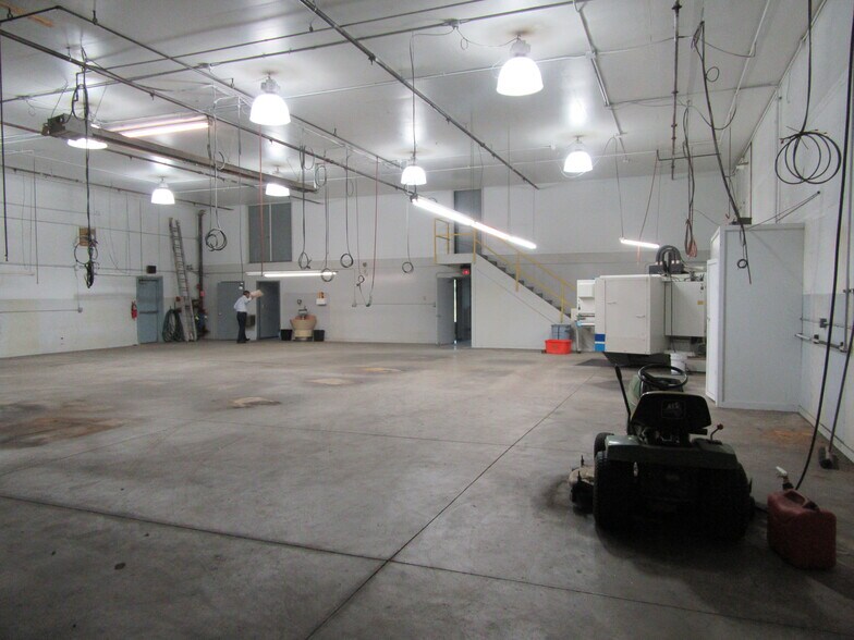More Photos Of 3211 Atlantic Dr, Port Huron Distribution For Lease