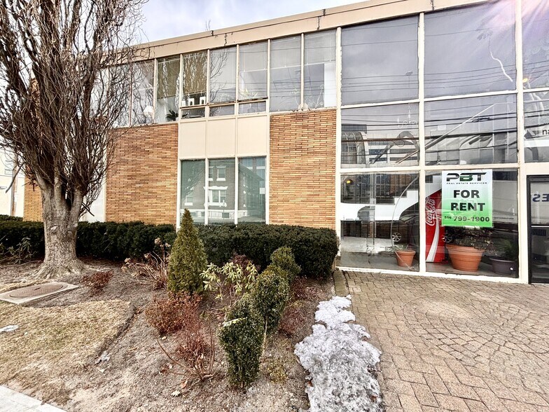 More Photos Of 220 Old Country Rd, Mineola Office For Lease