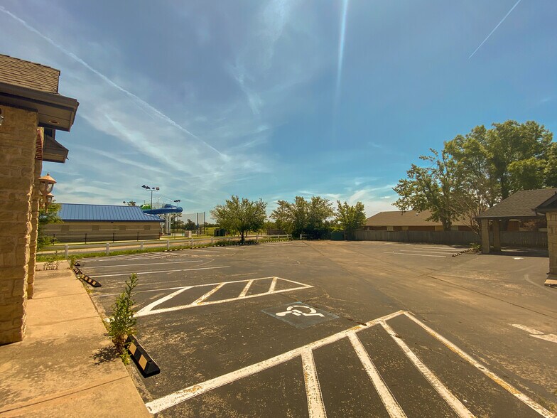 More Photos Of 2400 Palmer Cir, Norman Medical For Lease