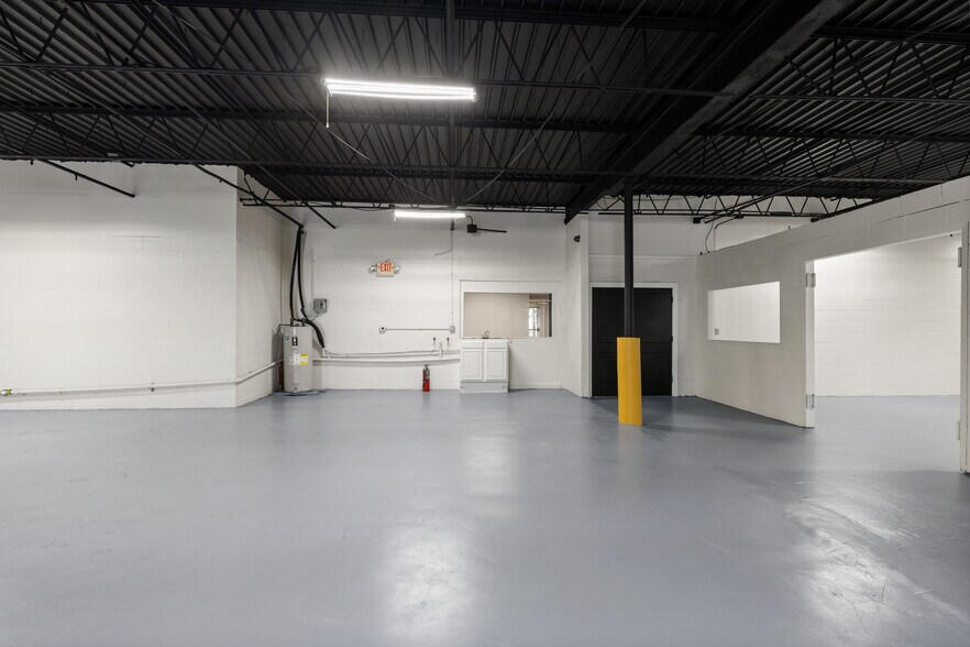 More Photos Of 4200-4202 Wiley Post Rd, Addison Warehouse For Sale