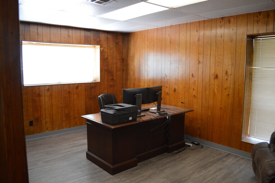 More Photos Of 1709 Enterprise Blvd, Pauls Valley Warehouse For Sale