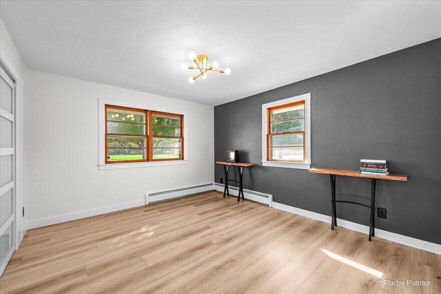 More Photos Of 124 E Oak Knoll Dr, Hampshire Office Residential For Sale