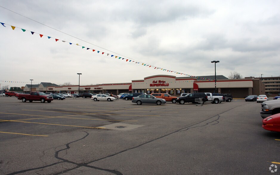 Primary Photo Of 31240-31340 Groesbeck Hwy, Fraser Unknown For Lease