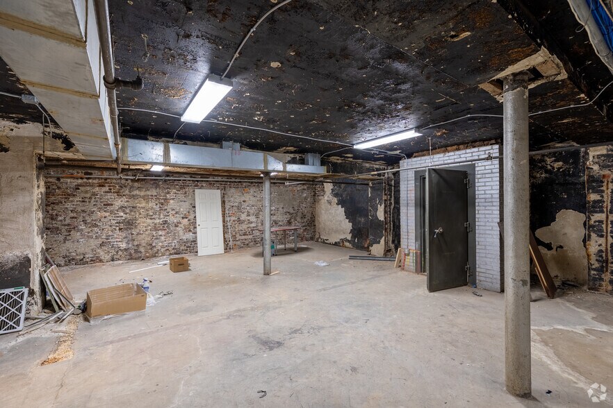 More Photos Of 424 E Grace St, Richmond Bank For Lease