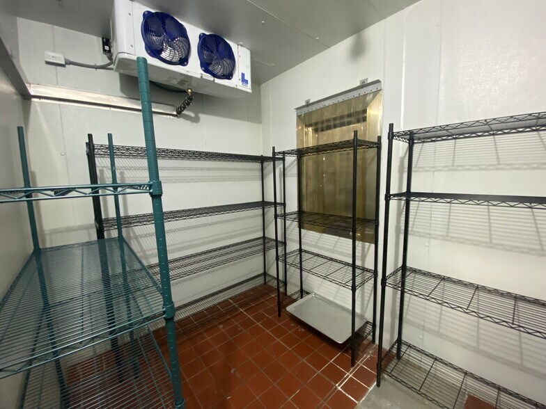 More Photos Of 2299 Elizabeth Lake Rd, Waterford Fast Food For Lease