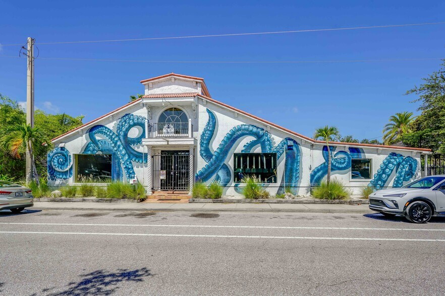 More Photos Of 423 N Lemon Ave, Sarasota Freestanding For Sale