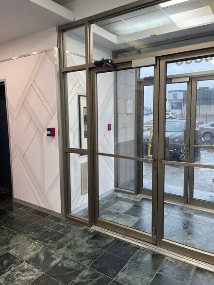 More Photos Of 3858-3870 Notre-Dame, Laval Office For Sale