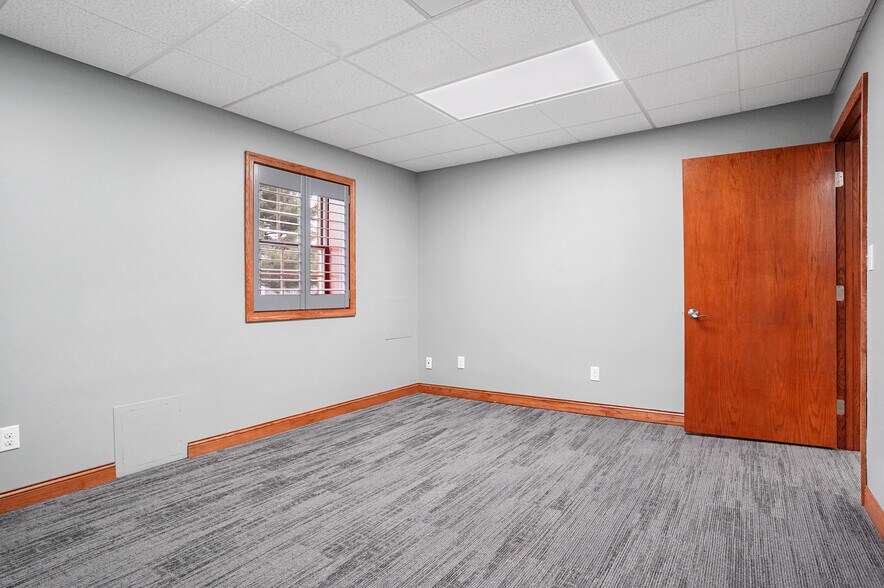 More Photos Of 1337 Commerce Dr, Stow Warehouse For Sale