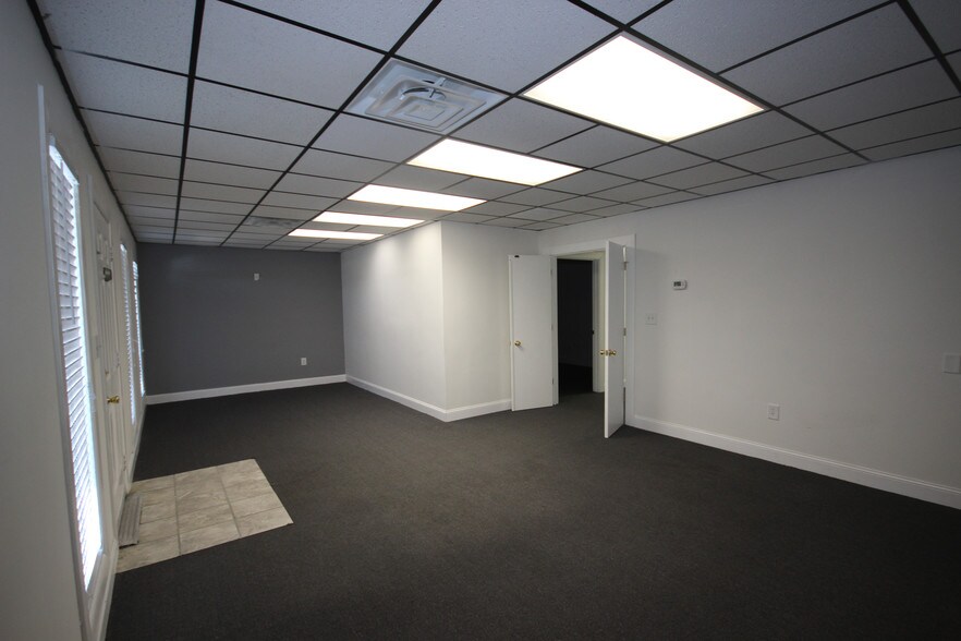 More Photos Of 2401-2411 S Charles Blvd, Greenville Office For Lease