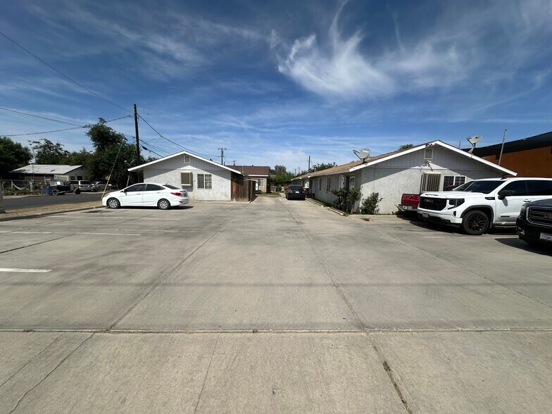 More Photos Of 12520 Main St, Lamont Apartments For Sale