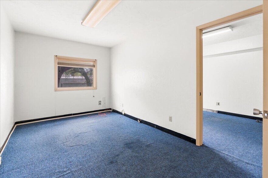 More Photos Of 1001 NE Waldo Rd, Gainesville Office For Sale