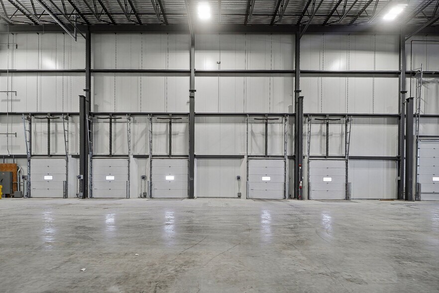 More Photos Of 180 Rue Mcarthur, Salaberry-de-valleyfield Industrial For Lease