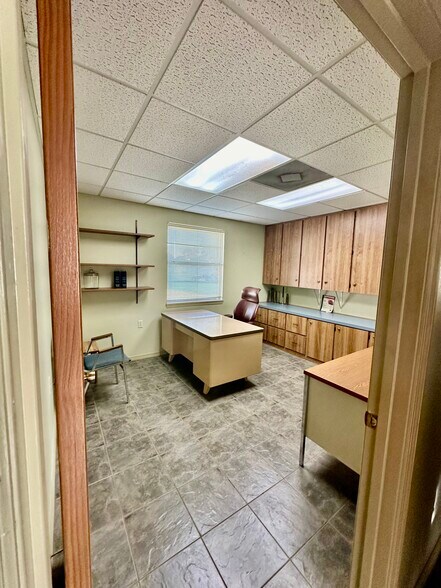 More Photos Of 465 E Collins St, Umatilla Light Manufacturing For Lease