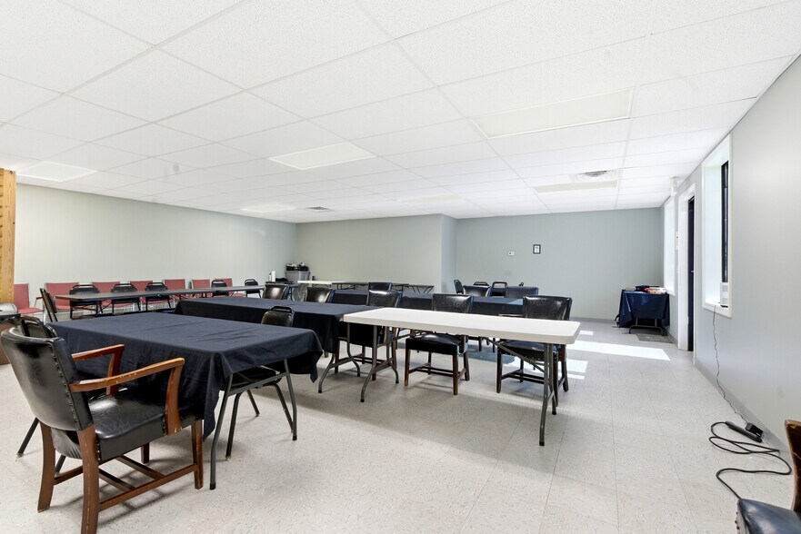 More Photos Of 622 W Market St, Bolivar Medical For Sale