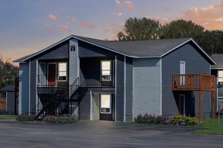 More Photos Of 1105 Westwood Ln, Giddings Apartments For Sale