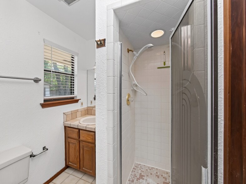 More Photos Of 1702 Lone Oak Dr, Leander Flex For Sale