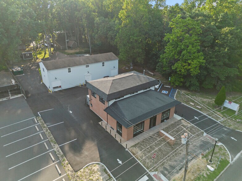 More Photos Of 138 Lakeview Dr, Gibbsboro Light Distribution For Sale
