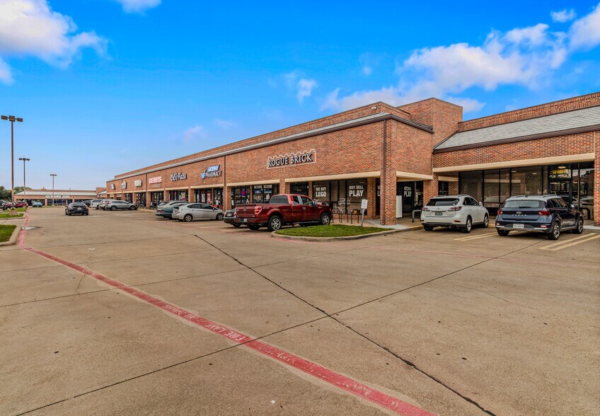 More Photos Of 5401-5531 S Hulen St, Fort Worth Unknown For Lease