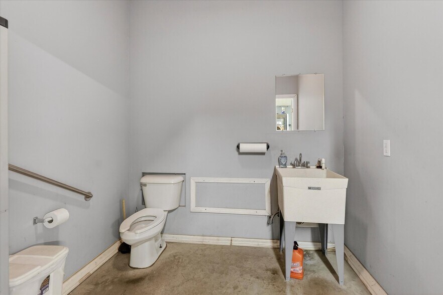 More Photos Of 904 N West St, Hillsboro Land For Sale