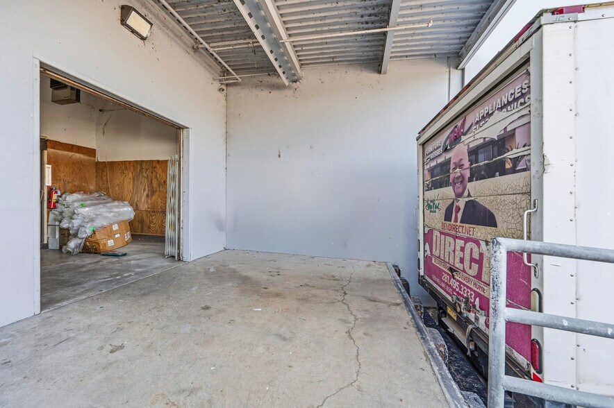 More Photos Of 11814 Bellaire Blvd, Houston Storefront For Sale