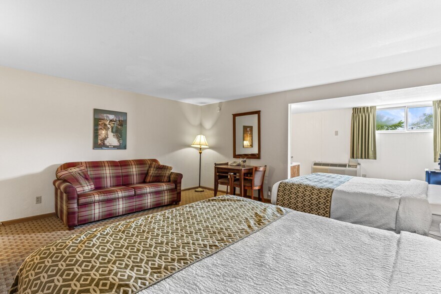 More Photos Of 310 S McCune St, Pilot Knob Hotel For Sale