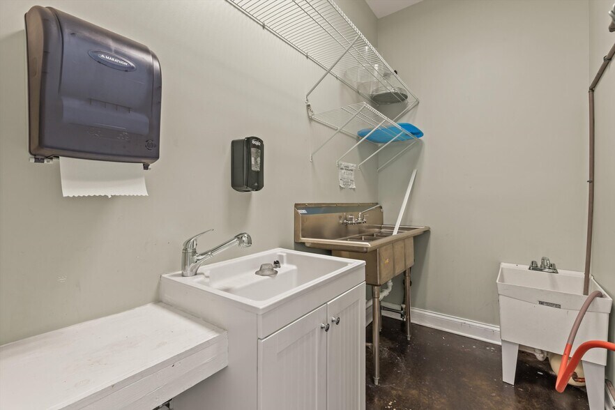 More Photos Of 700 Grove St, Loudon Office For Sale