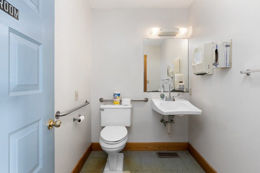 More Photos Of 218 Mill Rd, Woodstock Congregate Senior Housing For Sale