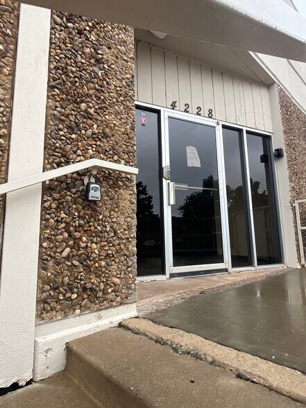 More Photos Of 4220-4232 Charter Ave, Oklahoma City Warehouse For Lease