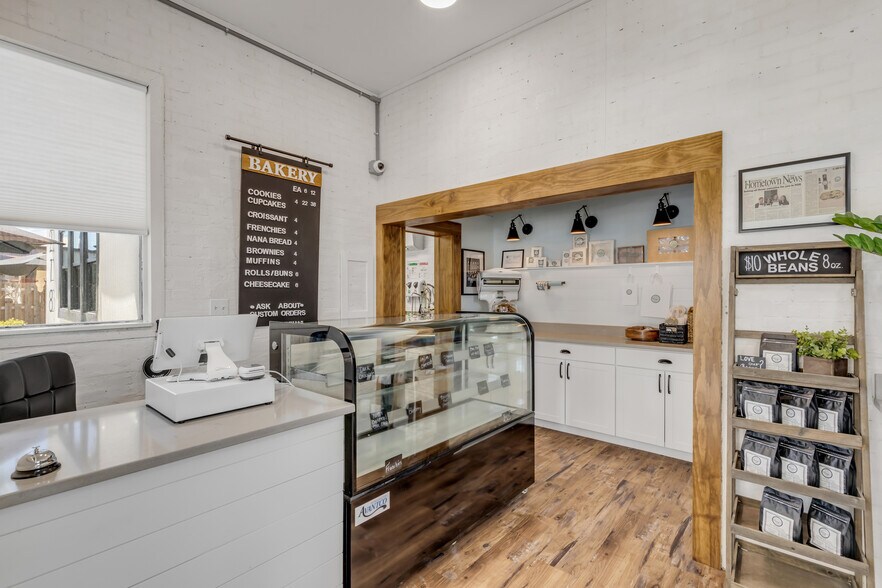 More Photos Of 218 N Orange St, New Smyrna Beach Freestanding For Sale