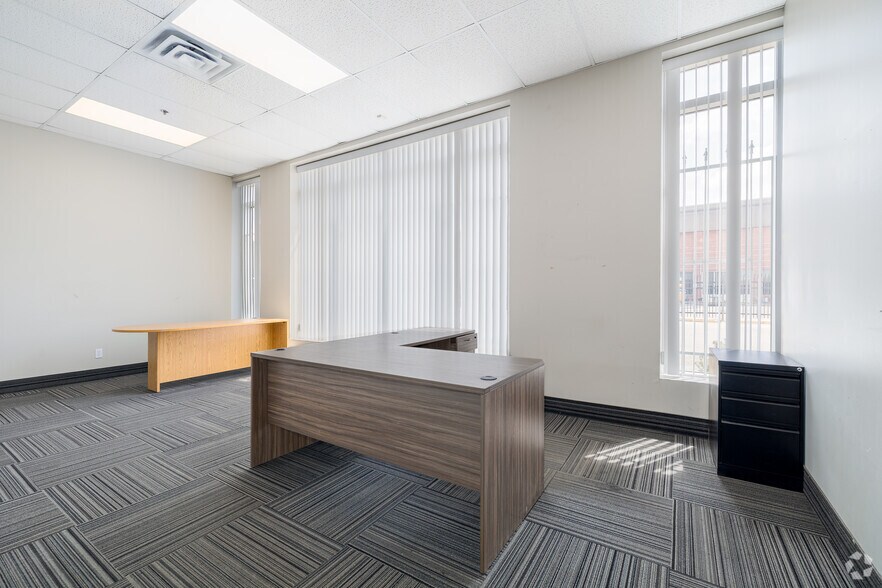 More Photos Of 9175-9225 Boul Langelier, Montréal Warehouse For Lease