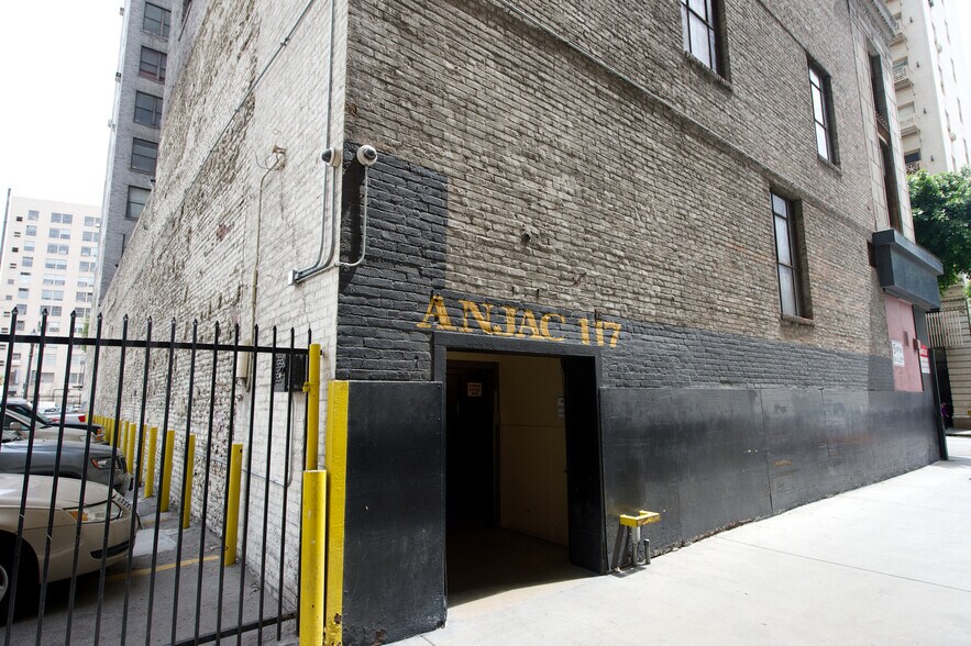 More Photos Of 101-117 W 9th St, Los Angeles Office For Lease