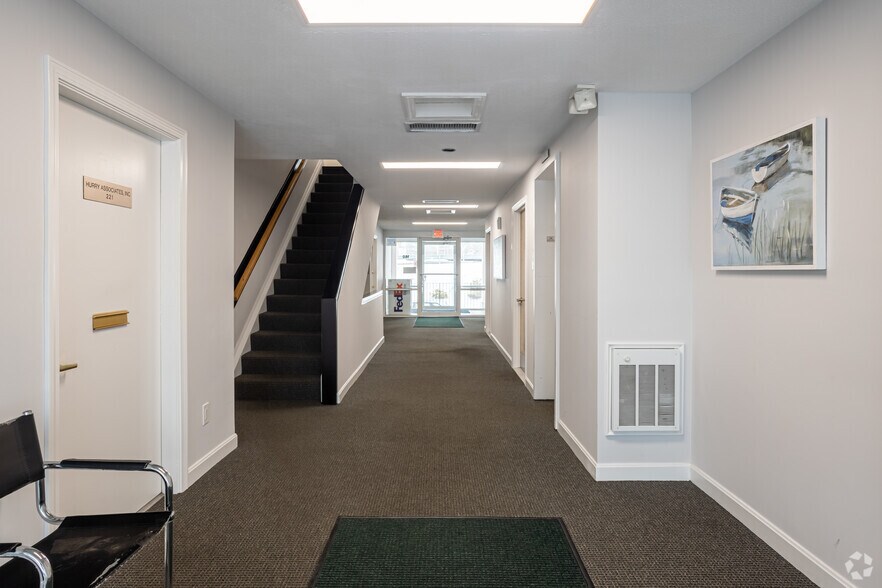 More Photos Of 160 Old Derby St, Hingham Office For Lease