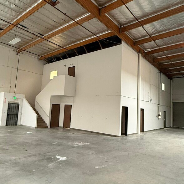 More Photos Of 491 Yorbita Rd, City of Industry Warehouse For Lease