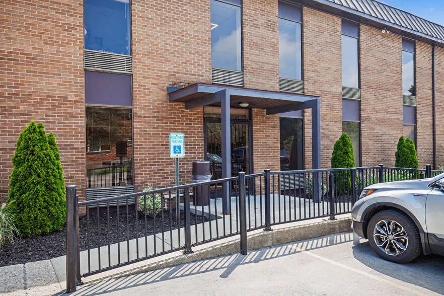 More Photos Of 214 Breckenridge Ln, Louisville Office Residential For Sale