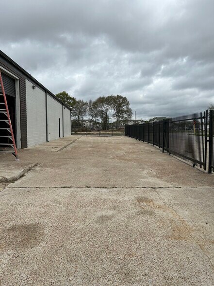 More Photos Of 8603 Shoal Creek Dr, Houston Warehouse For Sale