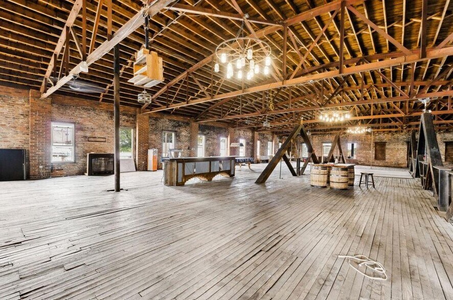 More Photos Of 200 W Benson St, Anderson Bar For Lease