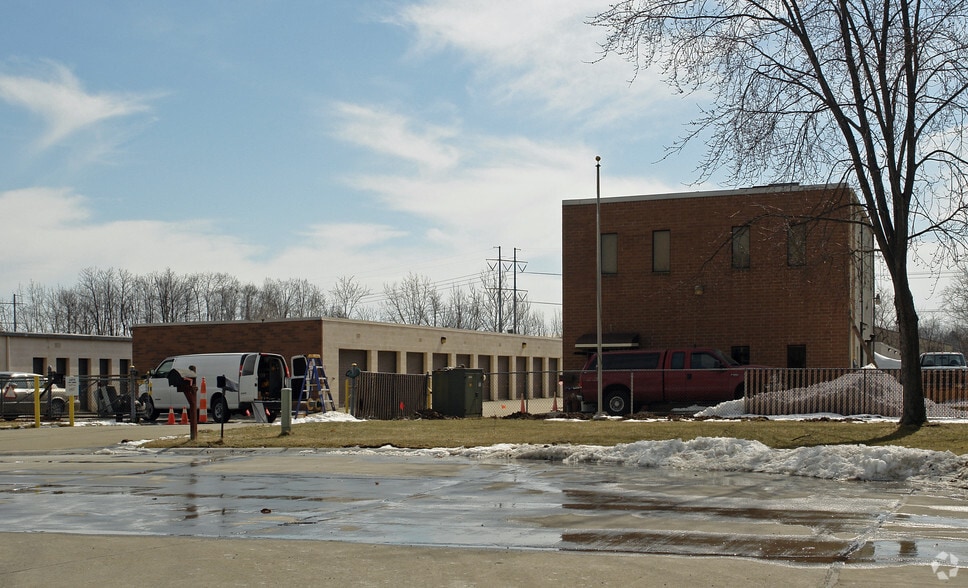 Primary Photo Of 10001 York Theta Dr, North Royalton Self Storage For Lease