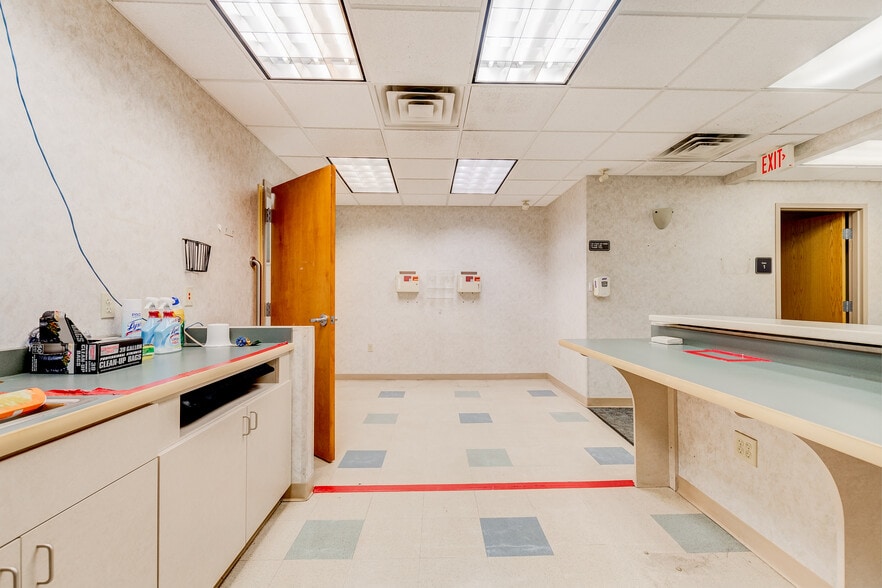 More Photos Of 860 NW Washington Blvd, Hamilton Medical For Sale