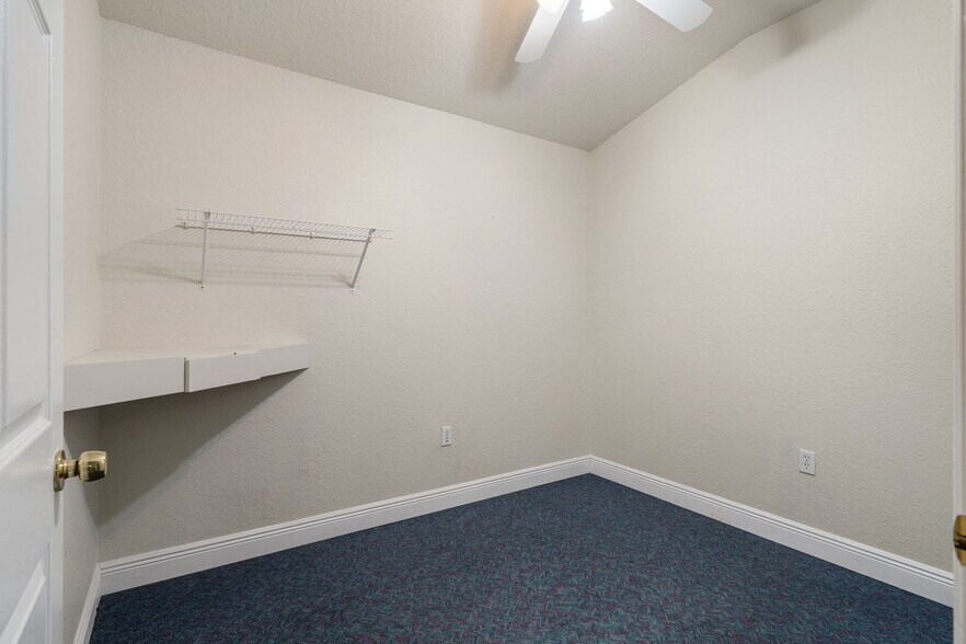 More Photos Of 1377 Deltona Blvd, Spring Hill Office For Lease