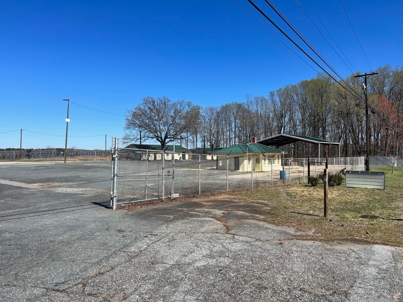 More Photos Of 1625 N US Highway 29, Salisbury Flex For Sale