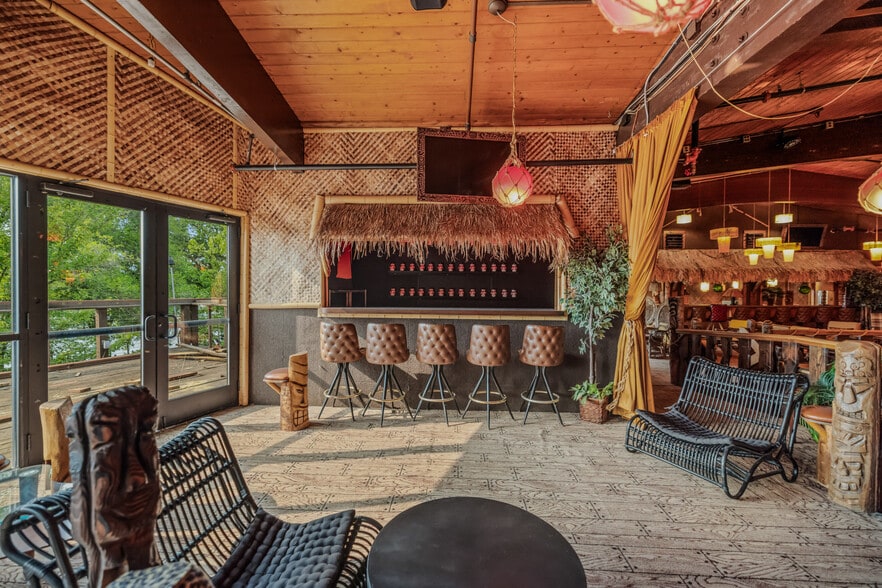 More Photos Of 1900 & 1924 Marshall St NE, Minneapolis Restaurant For Sale