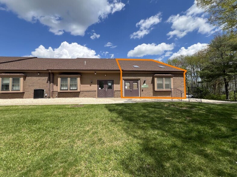 Primary Photo Of 1609 Woodbourne Rd, Levittown Medical For Lease