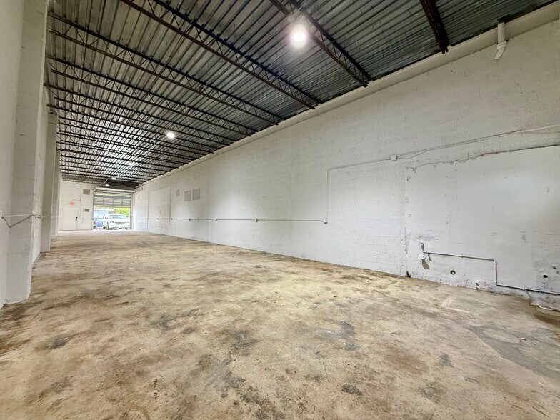 More Photos Of 820-826 NW 10th Ter, Fort Lauderdale Service For Lease