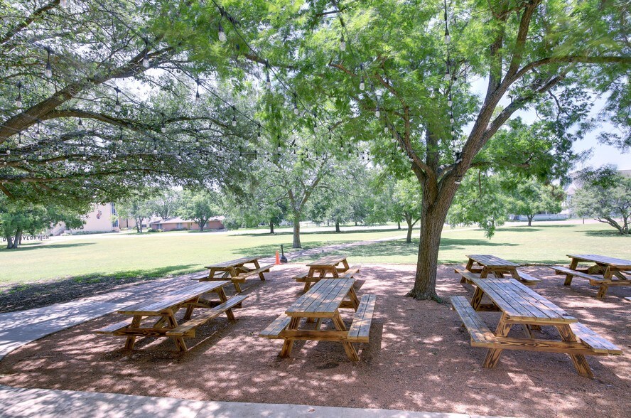 More Photos Of 410 W 7th St, Taylor Research And Development For Lease