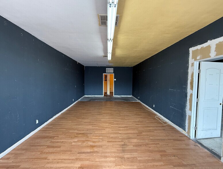 More Photos Of 11723 Saticoy St, North Hollywood Storefront For Lease