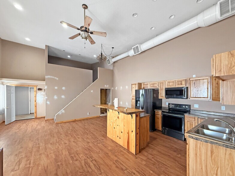 More Photos Of 10980 NE Hubbell Rd, Maxwell Industrial For Sale