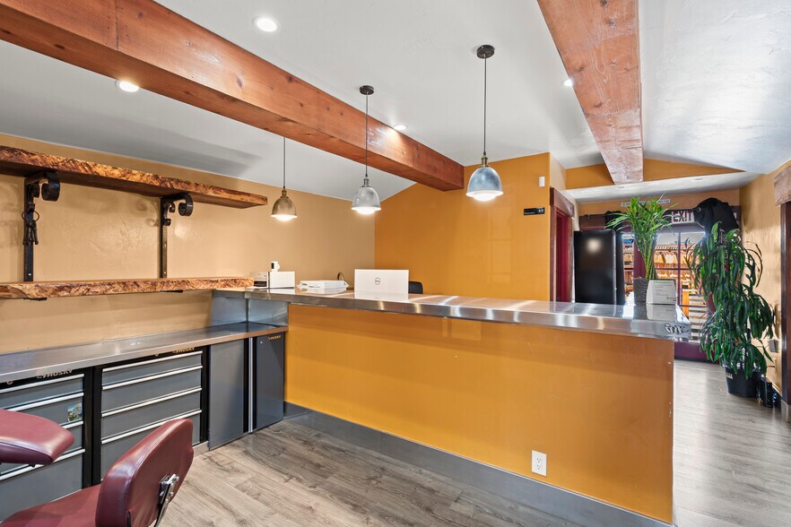 More Photos Of 1637 Del Monte Blvd, Seaside Storefront For Sale