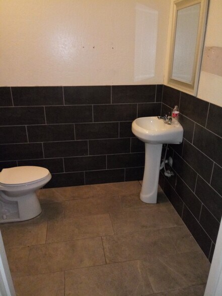 More Photos Of 1733-1737 E McDowell Rd, Phoenix General Retail For Lease