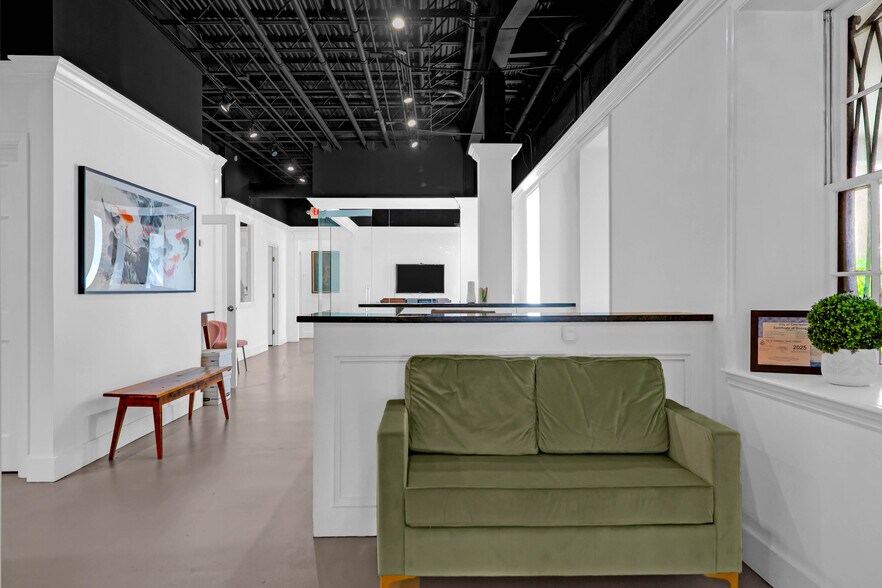 More Photos Of 182-184 E Bay St, Charleston Storefront Retail Office For Sale