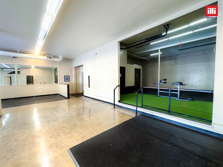 More Photos Of 21144-21146 Ventura Blvd, Woodland Hills Storefront Retail Office For Lease